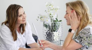 Dr. Brück im Gespräch mit einer Patientin